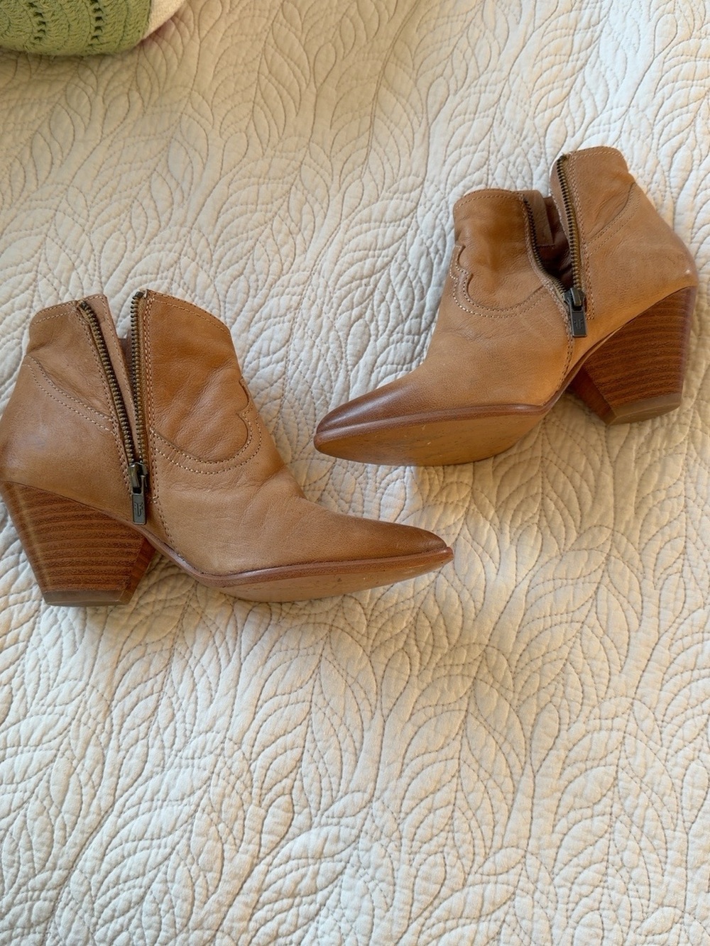 Genuine FRYE Women’s Leather Western Ankle Boots Tan size6.5